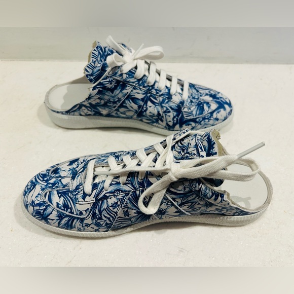 So cool new in box Martin Margiela blue and white leather print slides. Size 38 - Picture 7 of 12